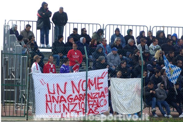 I tifosi giunti da Pula a incitare Nunzio Falco